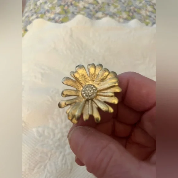 Fun flower ring - Picture 2 of 12